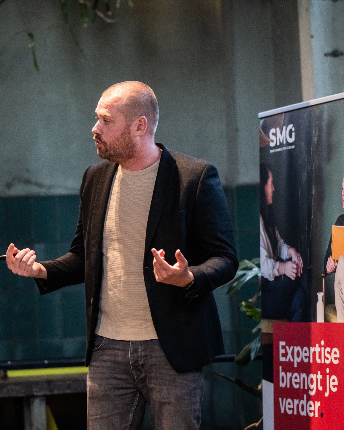 Robin van Veen on stage, presenting the 4 layers of AI adoption